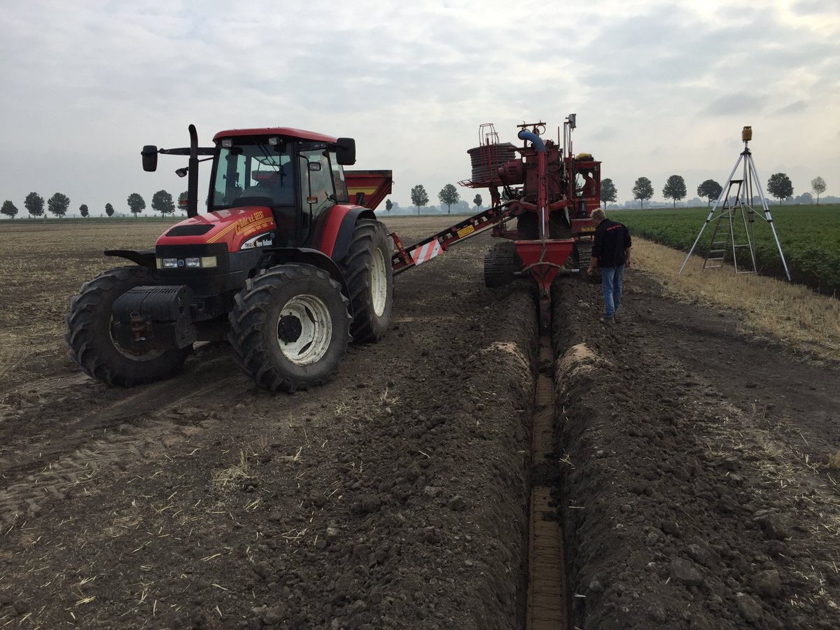GebrvdGeest's tweet photo. Prima condities om te draineren. Hier op stoppelland in Zevenhoven waar een laagje drainagezand wordt toegevoegd. https://t.co/2QeFkQLrGZ