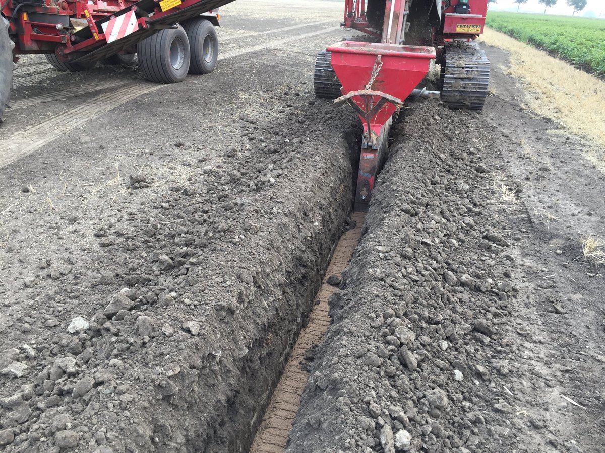GebrvdGeest's tweet photo. Prima condities om te draineren. Hier op stoppelland in Zevenhoven waar een laagje drainagezand wordt toegevoegd. https://t.co/2QeFkQLrGZ