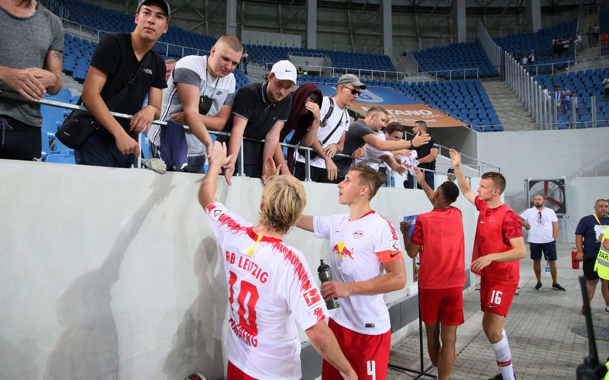 RBLeipzig's tweet photo. 👍👍 👍
Danke, #RBLFans12! Ingesamt haben 25 Leipziger die 1.600 (!) Kilometer per 🚗 auf sich genommen. Unser Team bedankte sich mit 🔴⚪️ Trikots als Geschenk. Kommt gut zurück, Sonntag geht's dann schon wieder nach Köln.
#UCVRBL https://t.co/gf7SccCB0W