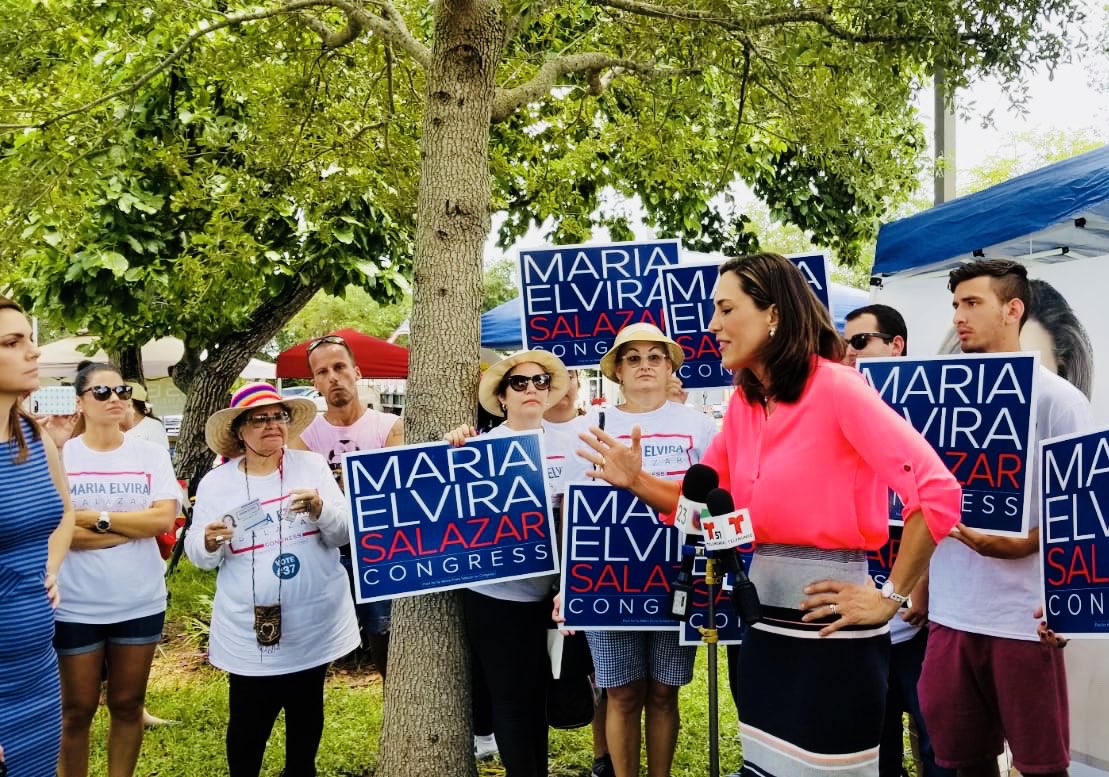 MaElviraSalazar's tweet photo. Mientras los políticos pelean, yo me esfuerzo en compartir con las familias del #FL27 mi visión para mejorar nuestra comunidad. Hoy continúan las votaciones adelantadas y por ello estoy con los votantes, para conversar sobre el futuro y el bienestar de nuestras familias.  #Vote37 https://t.co/BquCLZhRSd