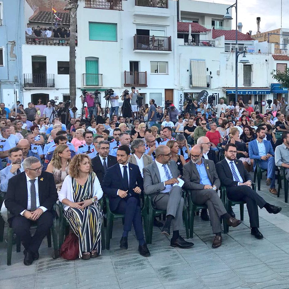 damiacalvet's tweet photo. A #Alcanar hem recordat les víctimes del #17A i hem reconegut i agraït la tasca dels cossos de seguretat i emergències, i tots els professionals i voluntaris que van fer possible que, com a país, plantéssim cara al terror ara fa un any #NoTenimPor https://t.co/Dp0F3Yk3Gb