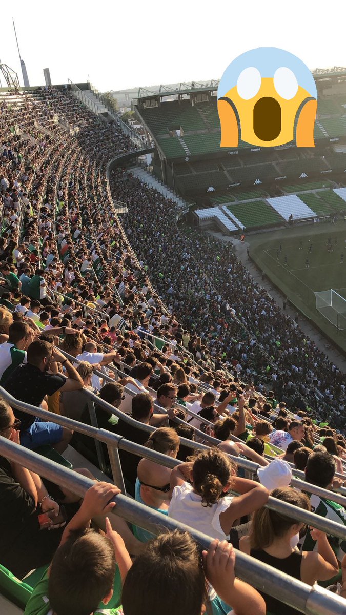 previoverdiblan's tweet photo. Mas de 10.000 personas en el entrenamiento previo al Betis-Levante. https://t.co/cBvDLKAGVt