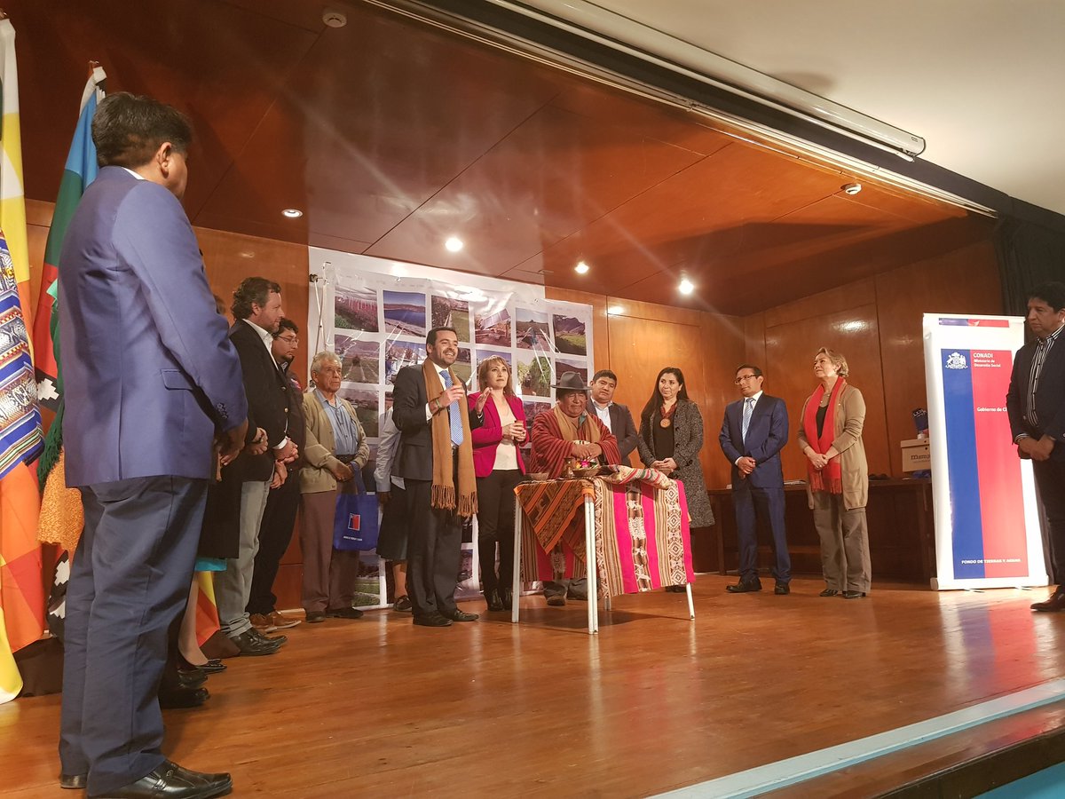 ColchaneChile's tweet photo. Alcalde de Colchane, participa en la ceremonia de la entregas devlos Certificados de los proyectos UMA, de CONADI, con la presencia del Subsecretario de Desarrollo Social, Villareal https://t.co/r3ifGguKYA