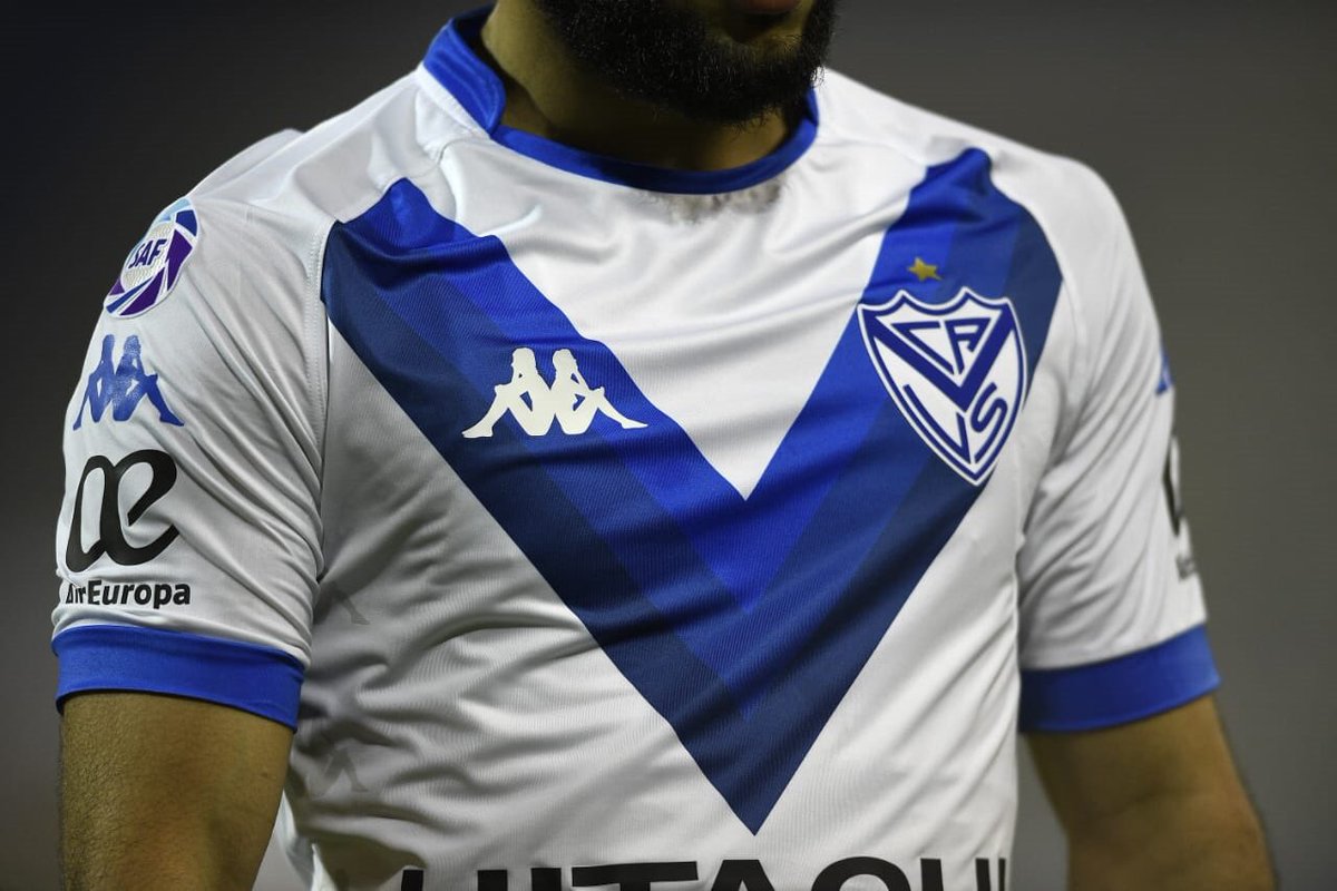 velezafondo's tweet photo. Vélez a Fondo cumplió 15 años, y gracias a Winograd Deportes, sorteamos la nueva camiseta del fortín.
Requisitos para participar: 
1- RT a este tweet.
2- Seguí a @velezafondo y @winograd_velez 
El ganador se dará a conocer el Viernes 24 de agosto, a las 22.30 hs. https://t.co/LxRImPkTVp