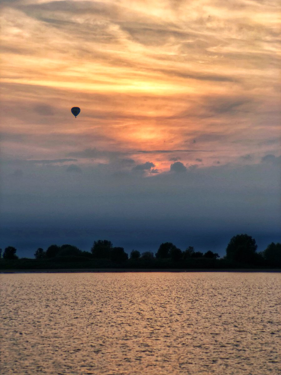 jvb038's tweet photo. Milligerplas, luchtballon en zonsondergang. Ingrediënten voor een sfeervol plaatje. Gewoon vandaag. https://t.co/Upnyvs5taJ