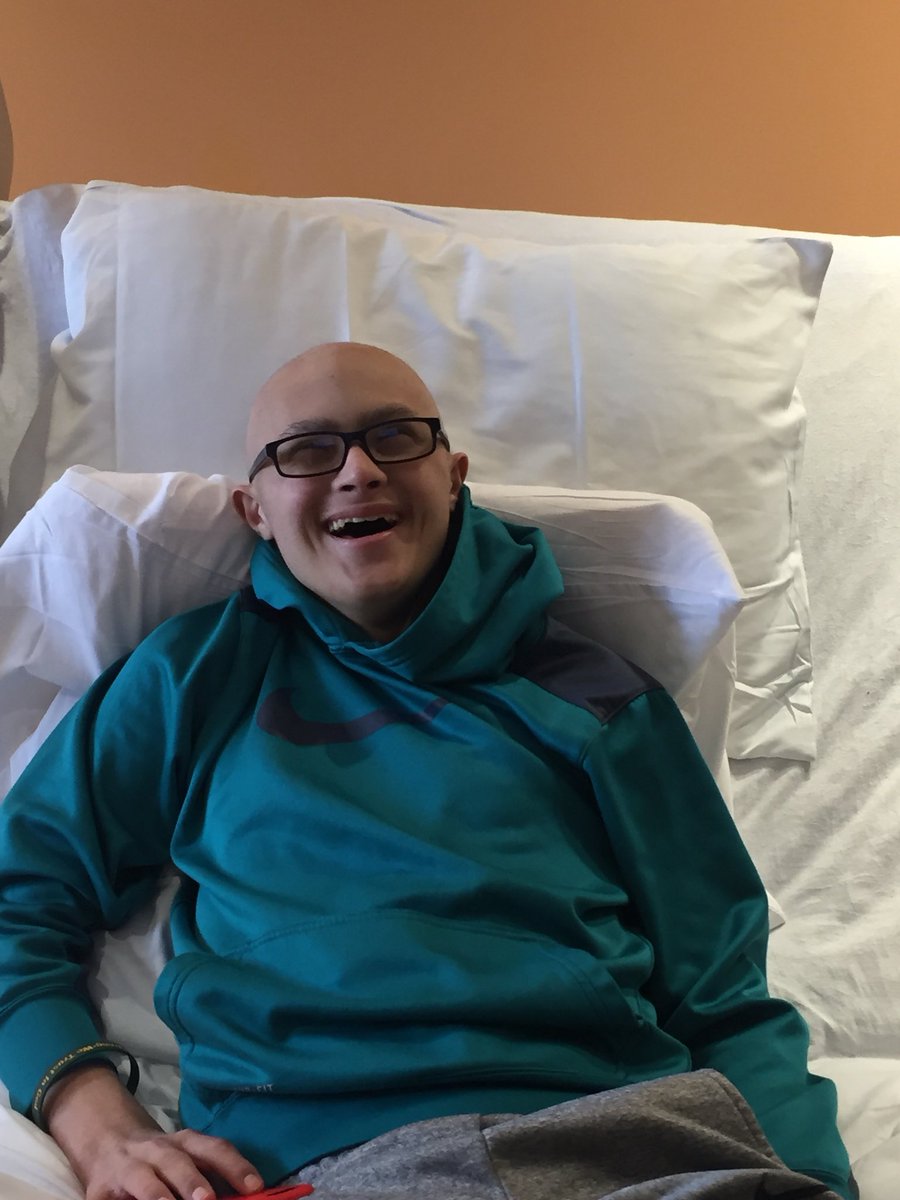 hannahpm_'s tweet photo. Then i went to go visit a family friend who has been in the hospital for months and is finally beating cancers butt at the age of 15! His smile today brought me to tears ❤️ A day like today is why i am going to be a nurse https://t.co/Ar8VZQhfPI
