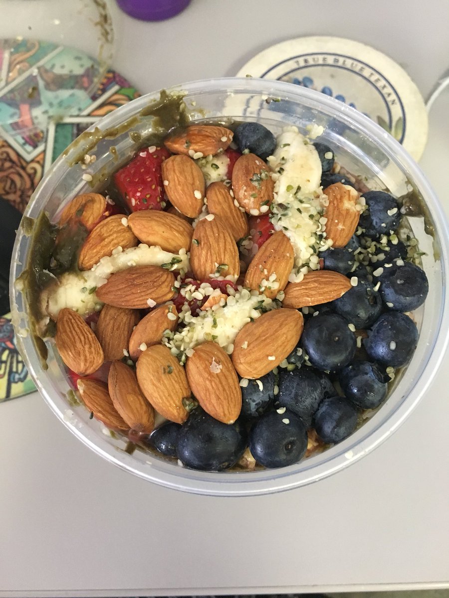 __FeeBee's tweet photo. My lunch today because I’m trying to eat healthier. @Ayyitssarahboh would be proud of me. #itsASnack #NotAMeal 😜 https://t.co/jdQoTsX2sW