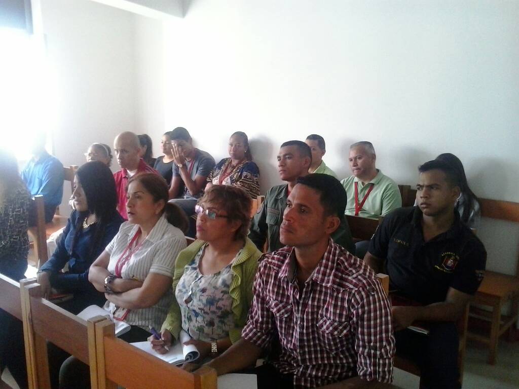 EscuelaFiscalMP's tweet photo. #ENFMP
#Hoy a través de la Coord. de #VinculacionSocial se dictó el #Taller: "Ley Contra el Odio, por la Convivencia Pacífica y la Tolerancia", en la @FNNSimon.
"El estado debe garantizar la tolerancia y la convivencia pacífica", expresó el Fiscal. Armando Saavedra.
#MásFotos https://t.co/sgn7tRTTkA