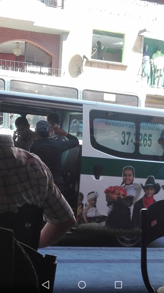 libre_de_opinar's tweet image. @PoliciaMedellin #meval #infanciayadolescencia policias q hacen bien su labor!!!👍