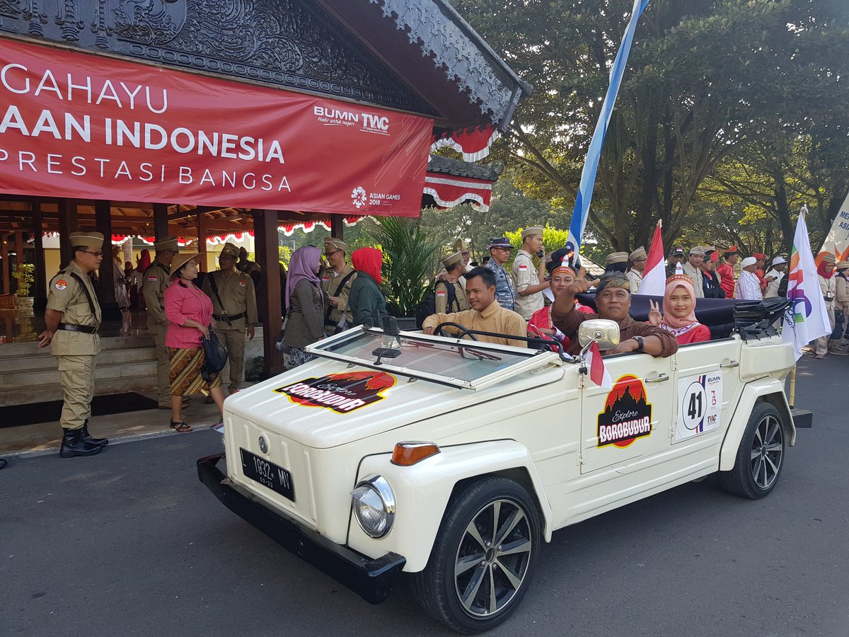 injourney_IDM's tweet photo. #TWC73RI
Peserta upacara menuju ke lokasi upacara di Prambanan mengendarai 73 mobil @VW tahun 70an https://t.co/c12hOfidzu