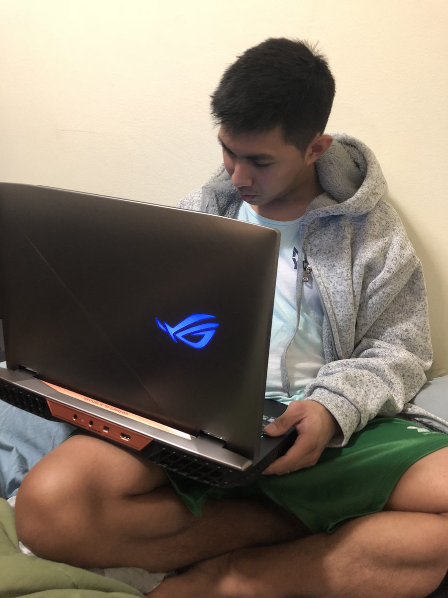 Ariajaijai's tweet photo. My happy kid ❤️ thanks #ASUS #asusrog #hidevolution #fedex https://t.co/HUiAFPqIPL