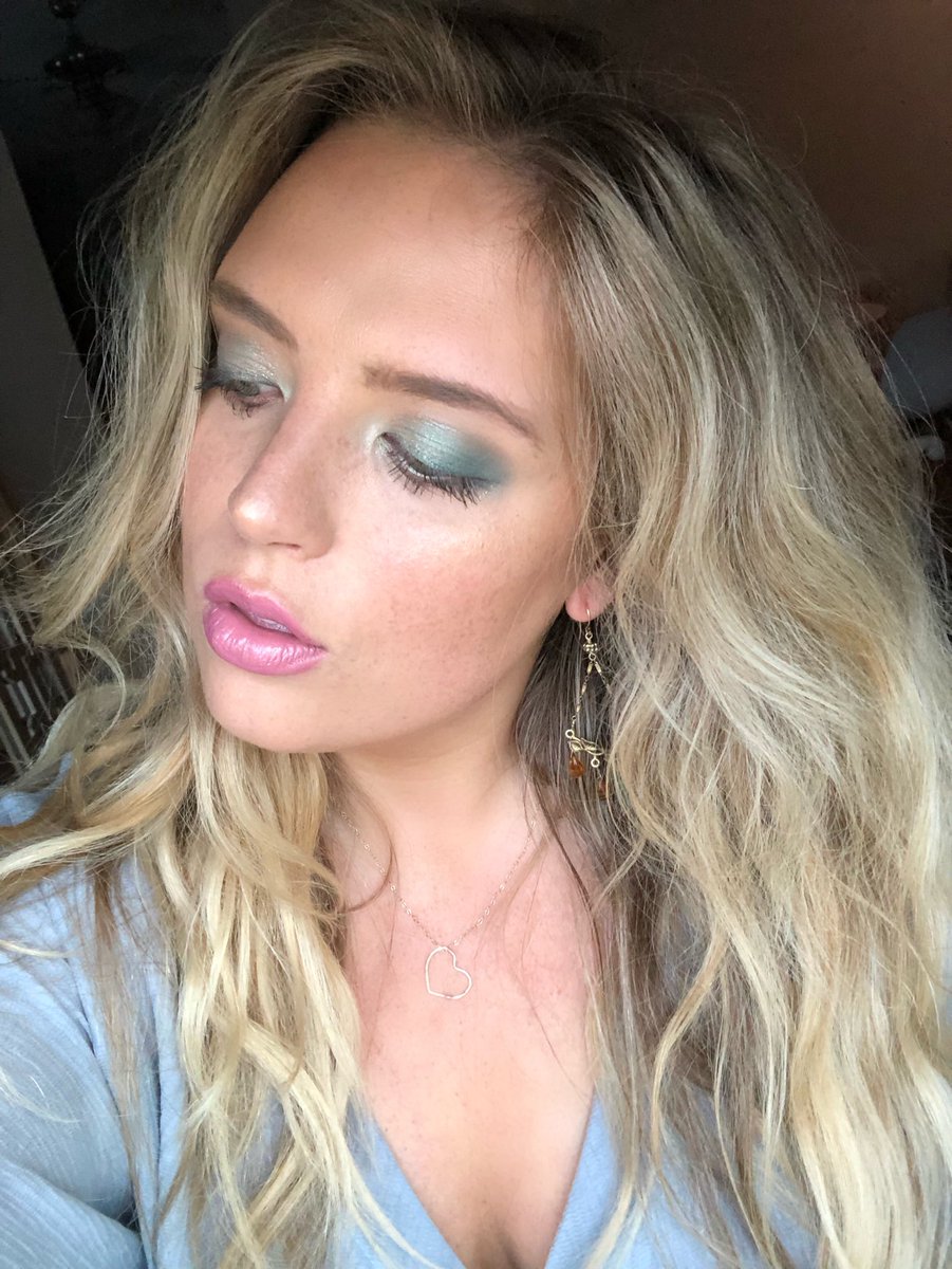 keelyraquel's tweet photo. New makeup tutorial on #IGTV 🧜🏼‍♀️ Retro Mermaid Glam https://t.co/IKPLHSqlf6 https://t.co/UDAhosX7jW