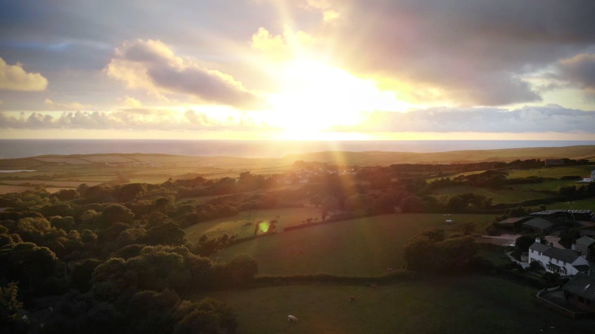 GDUBTV's tweet photo. Sent the drone up for a nice sunset shot! #aerialphotography #lensflare #sunseasky #bude #mavicair #lensdistortions #skypic #cornwall #woodafarm https://t.co/2Im2zIcdqc