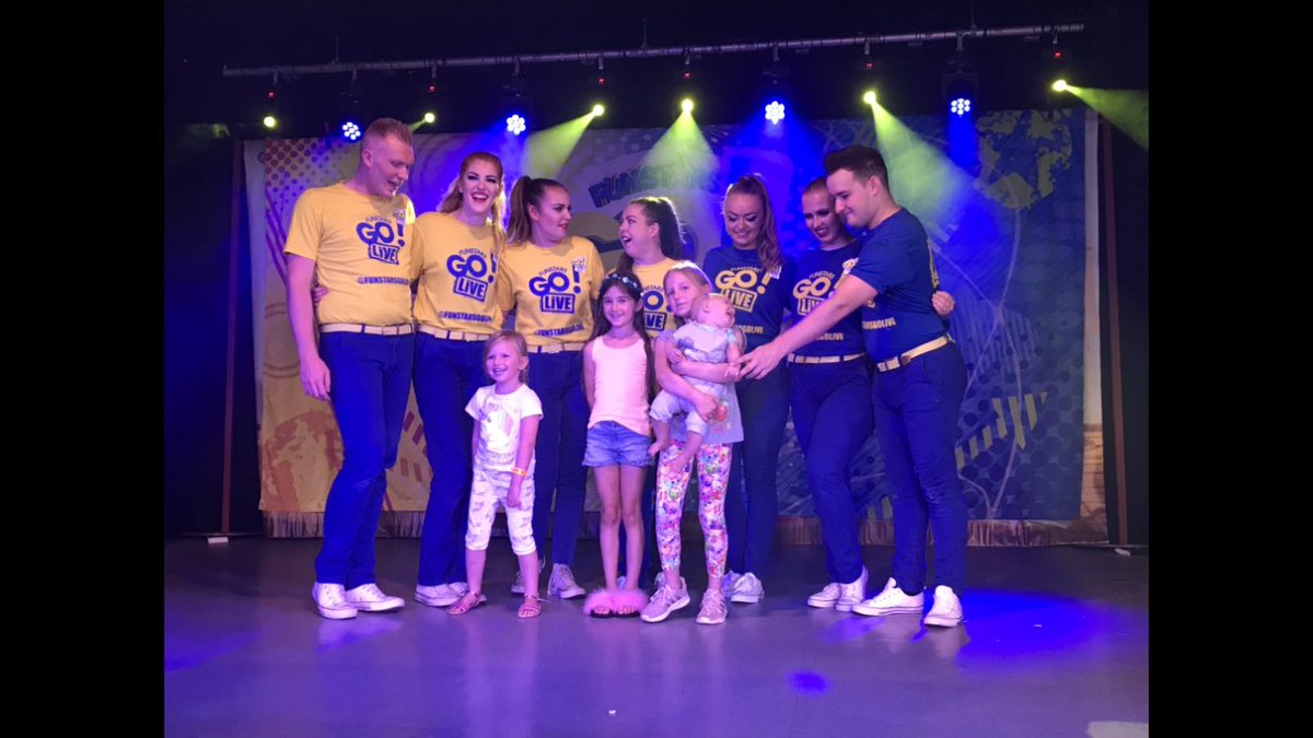 GemmaHatter's tweet photo. 5 ladies and he’s smiling at Jordan 🙈#weymouthbay18 https://t.co/nAQZ6gdm85