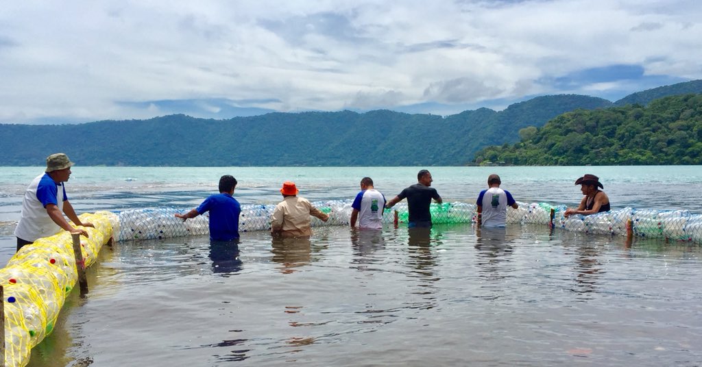 ACoatepeque's tweet photo. Esta instalada la segunda Eco-Borda de El Salvador ubicada en El Lago de Coatepeque, estamos seguros retendrá los residuos sólidos antes de ingresar al lago
#conservacionlagocoatepeque #accioncoatepeque #Limpiaton #bioborda #piensaazulactuaverde #biobordalagodecoatepeque https://t.co/5twRcu1zIY