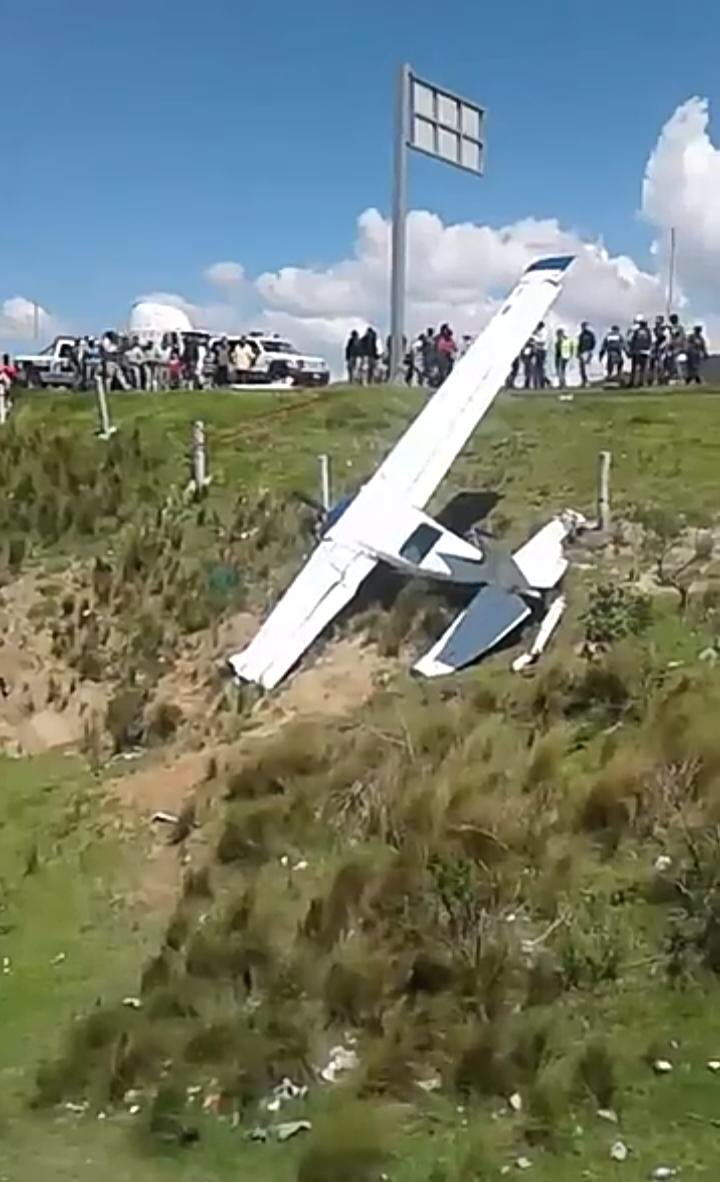NSarmiento2016's tweet photo. Se desploma avioneta a un lado de autopista #Mexico-Tulancingo a la altura de Santa Gertrudis, Municipio de Zempoala.@Calles_Tex https://t.co/RTjKmPD8ii