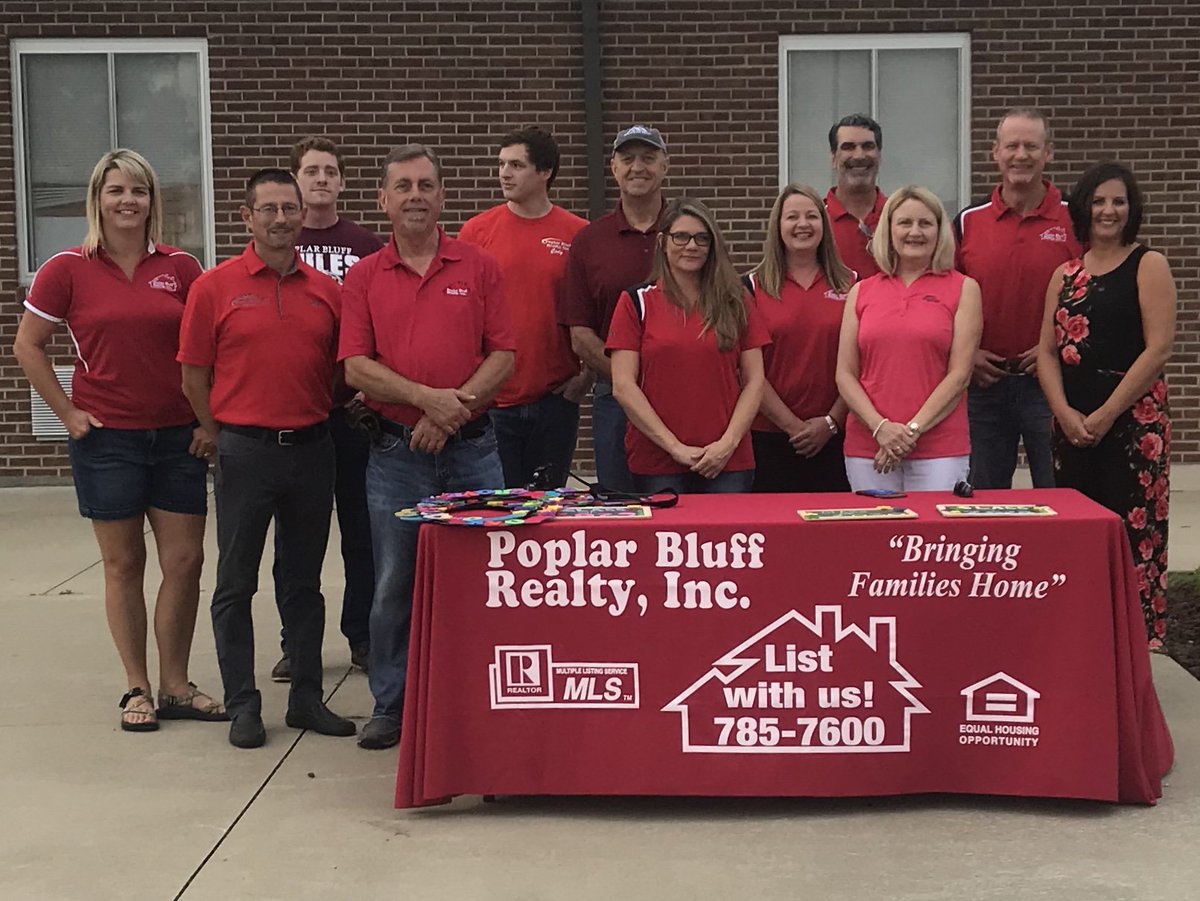 OG_Elementary's tweet photo. We had a great first day! Thanks PB realty for helping us get off to a great start this morning!@OG_Elementary @pbschools @PoplarBluffReal https://t.co/U3uOBVzYjZ