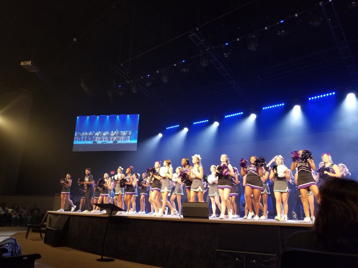 Gonza2ndgrade's tweet photo. Convocation 2018! We are ready to make this a GREAT school year.
#IamHumble #4graderocks
@HumbleISD_HE https://t.co/JkgVOniJ7J
