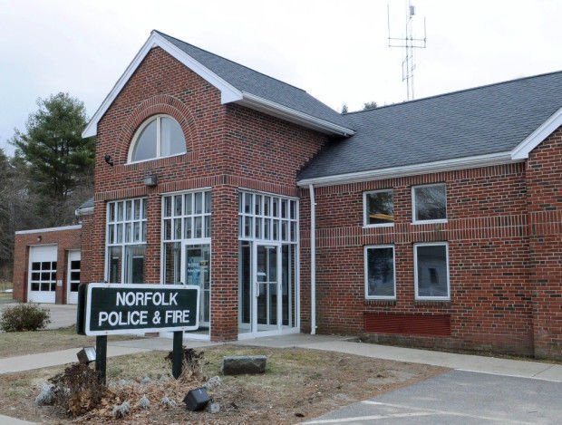 Police, firefighters in #NorfolkMA find missing man with Alzheimer's. ow.ly/OTNm30lqQgi <a href="/SCNorfolk/">Sun Chron Norfolk</a> <a href="/NorfolkMAPolice/">Norfolk,MA Police</a>