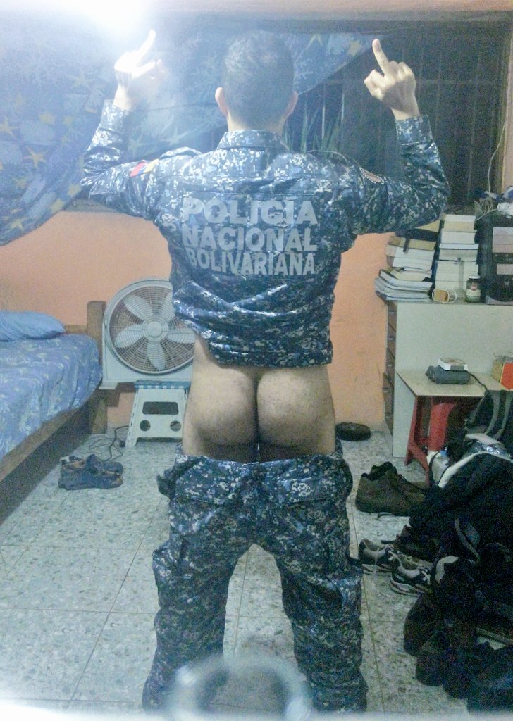 _ThePoliceman_'s tweet photo. Dale RETWEET si me besas de frente.

Dale ME GUSTA si me besas de espalda. https://t.co/ngDLePvHh2