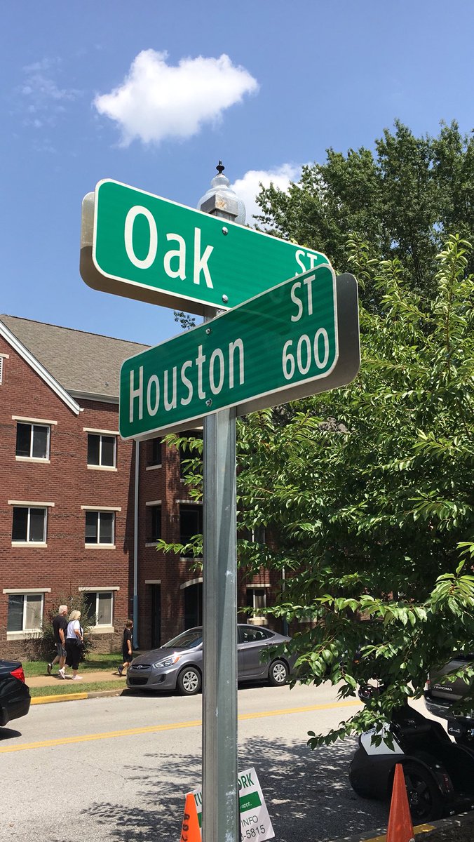 makenzie_jones's tweet image. The #OperationMoveIn crew today @UTChattanooga was amazing! I never would’ve imagined having such great help  getting my things together. #MocsFlockBack 💙💛