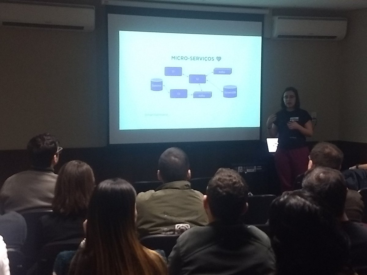 qclubbr's tweet image. A @marinalimeira_ está contando como o @nubank utiliza #GraphQL para #backendforfrontend (bff)