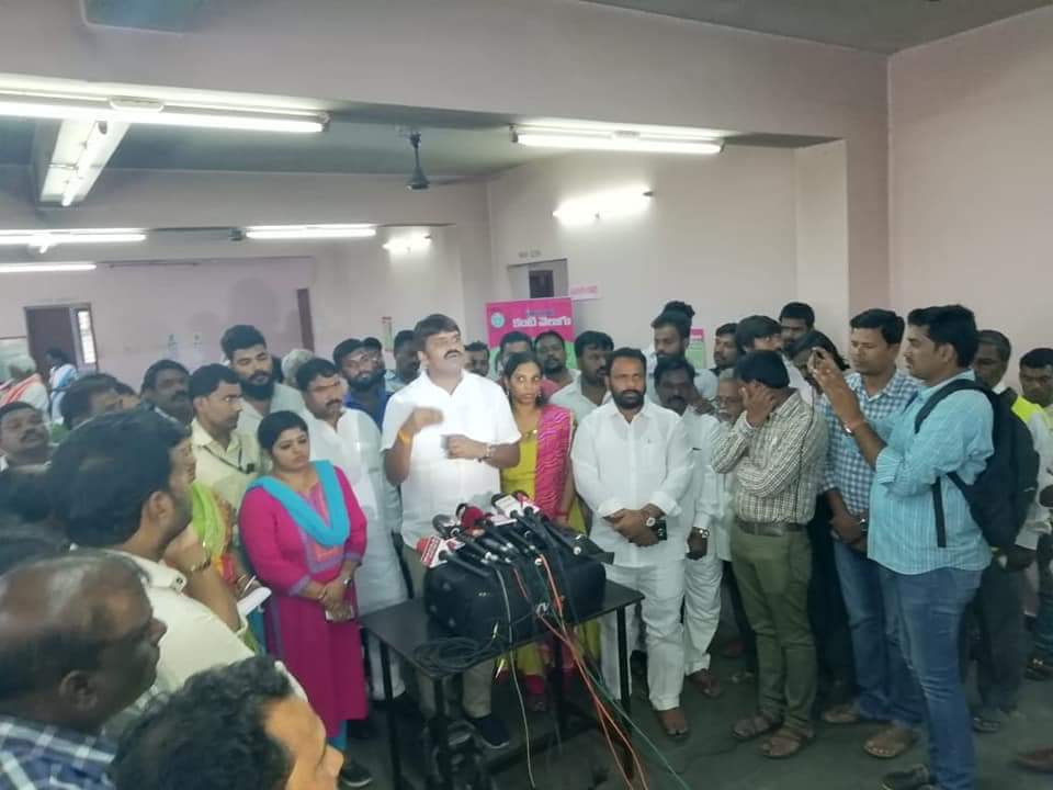 pvijayareddy1's tweet photo. Visited #kanti #velugu screening camp centre at film nagar #Gautham nagar community hall #mayor #bonthu ram Mohan garu, zonal Commissioner smt bharati hollikeri garu were participated. https://t.co/R3WJ1pzzOo
