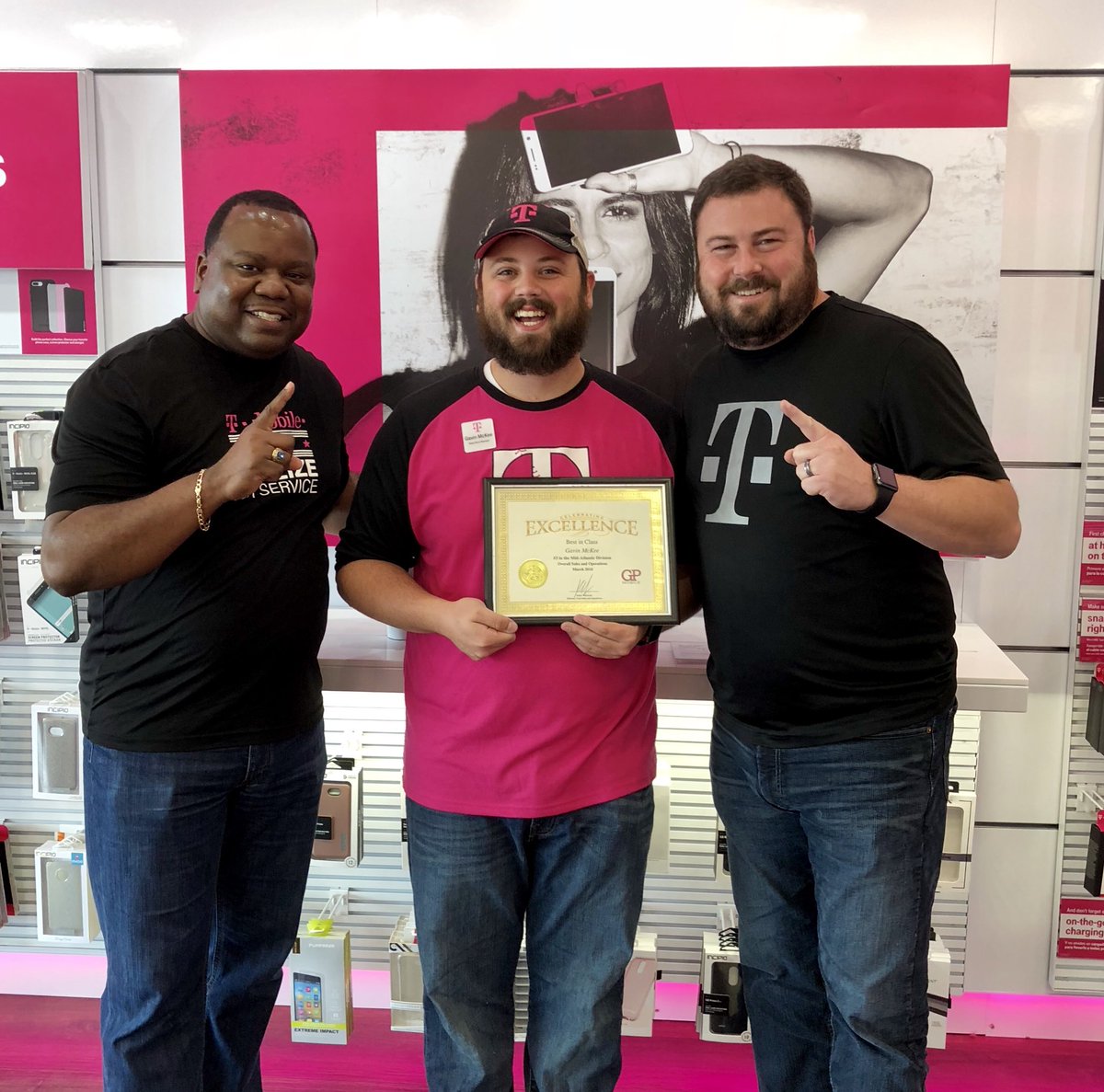 DutchWermuth's tweet photo. This is a familiar face for sure! Congrats to Gavin McKee for his continued success in Asheville NC!!! Keep up the great work man! #GPGF! @adrianayperales @JoshDavisGP @JohnLegere @JonFreier @bnash001 @MrDennisJones @markwirtz7 @Rory_Steppling @BrandonJ38 https://t.co/Zk38gOJSKU