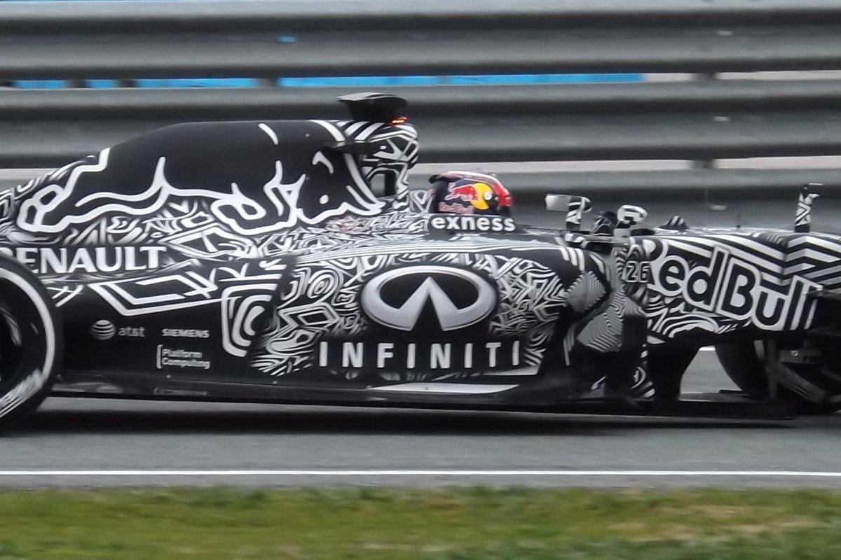 RedBullF1Fairy's tweet photo. #ThrowbackThursday #CamoBull 😍 #RB11 #DK26 #F1Testing #Jerez 2015 https://t.co/z1KJahy9Pz