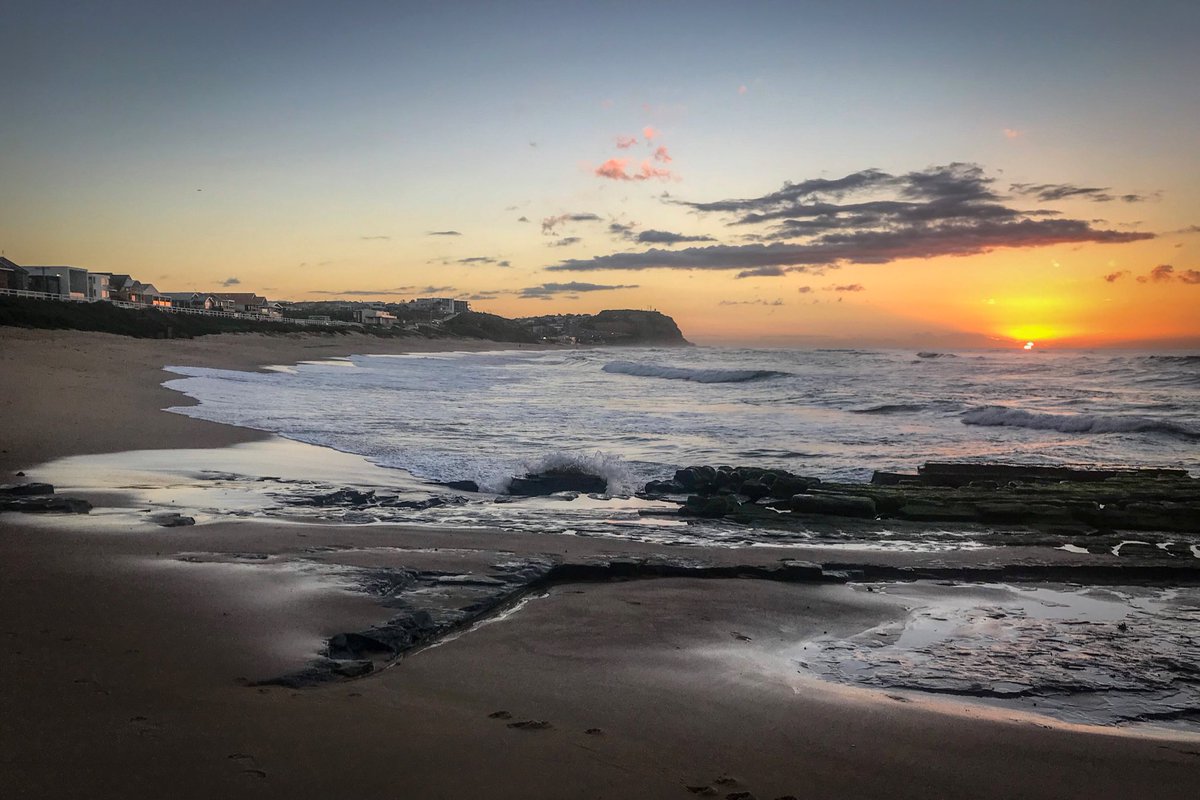 drdanrankmore's tweet photo. Good morning Newcastle! Pre-conference Nobby’s to Merewether run. So many stairs.... 🏃🏻‍♂️😩 https://t.co/Gin0MZVZm7