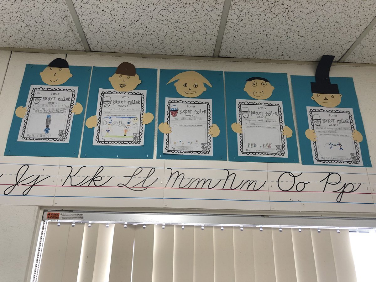 lspracklen2's tweet photo. Acts of kindness, big hopes and new friends! #simischools @KatherineCrocs #crocsrock #SimiSchoolsFirstDay2018 https://t.co/0BsYmeHTok