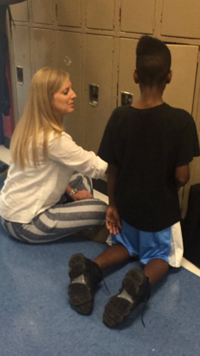 CarolDuttonFMS's tweet photo. This is what our principal was doing at 7:50 this morning.  She was so patient and kind in helping one of our students open his locker. It really touched my ♥️ #ItsTheLittleThings https://t.co/fiWtNaiTA3