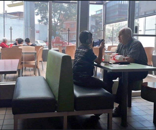 agussmazzarotti's tweet photo. Lo que daría por estar así aunque sean 5 minutos con mis abuelos y ver esto me parte el alma. Los extraño viejitos. https://t.co/nkuRw3gyyk