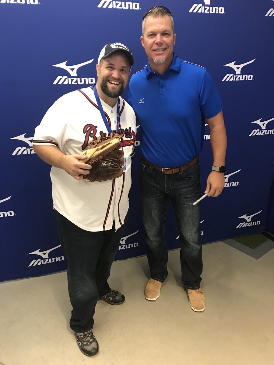 TheKevBraves's tweet photo. Thanks @RealCJ10 for hanging out with us fans at the @MizunoEXPCenter tonight!!! #Chipper #TheKev #BravesLegends https://t.co/Jy67NDtx9B