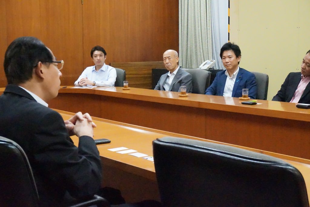 昨日は大阪北部地震への義援金引渡しのため、大阪維新の会和泉市議団、東大阪議員団の皆様が高槻市役所にお越しいただきました。濱田市長より現在の被災状況の説明の後、意見交換。自らの報酬を身を切る改革で捻出していただいた御厚意を復旧復興に充てていきます。感謝申し上げます。