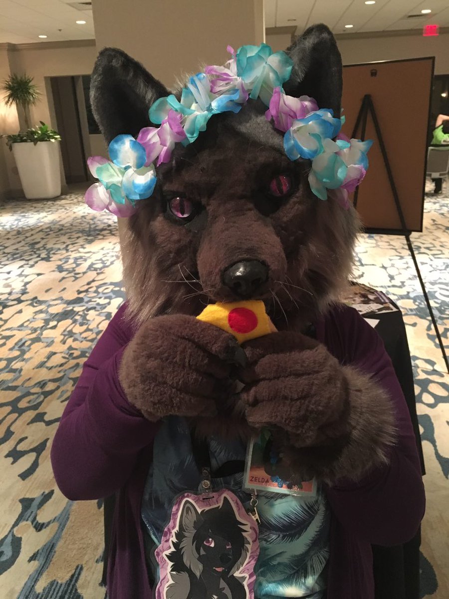 amaranth_18's tweet photo. This is what happens when you give a fox your pizza 😏🦊🍕  #MPlex2018 

✂️ Zelda partial by @fbsuits https://t.co/PNjXwhq3oh