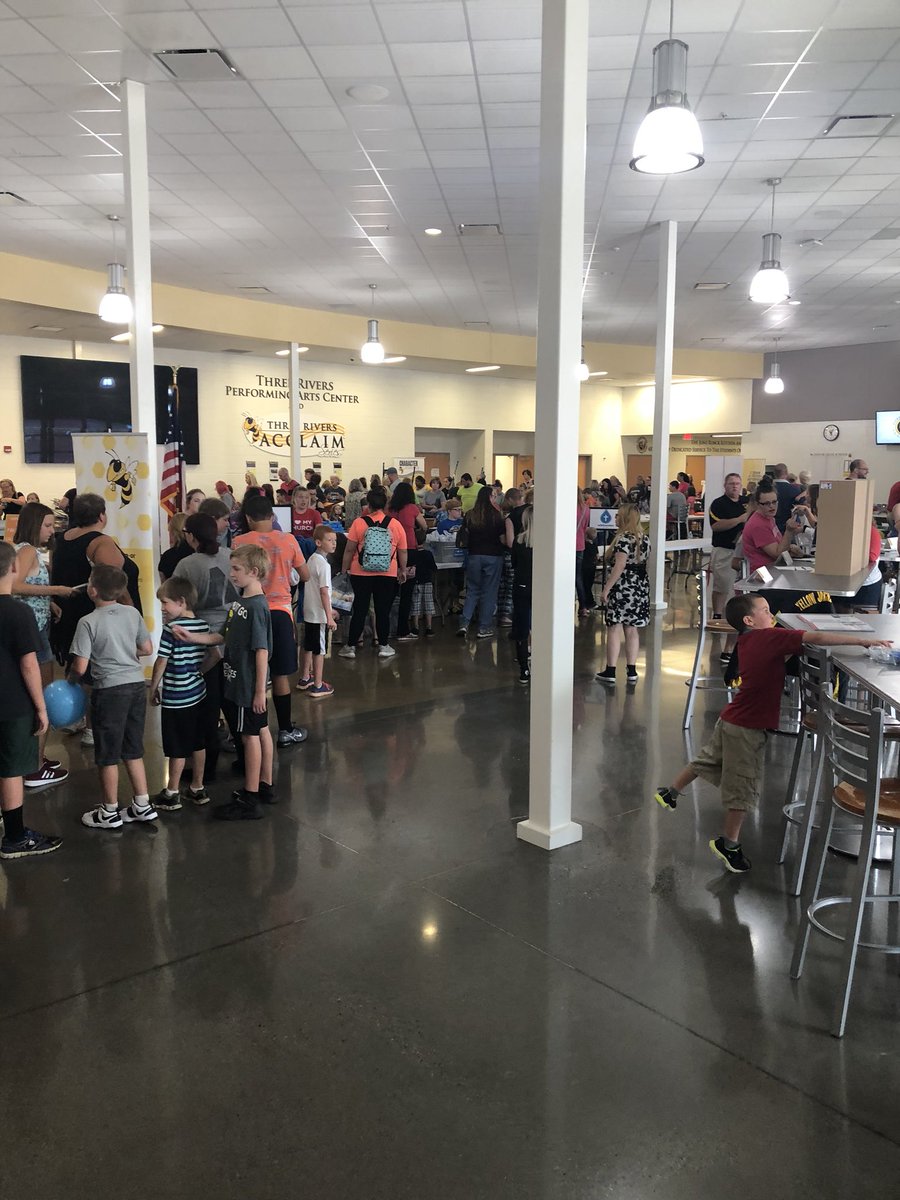 MissBowen1's tweet photo. Big night at Three Rivers. Thanks to all our donors for making this a great night! #WeAre3 @jacketSupt @TRLSDjackets https://t.co/0OwtyO2o2D