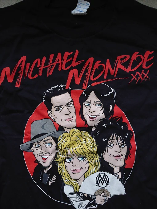 因みに去年マイケル・モンローから頼まれて描いたツアーTシャツ(日本限定)です(^3^)/ 