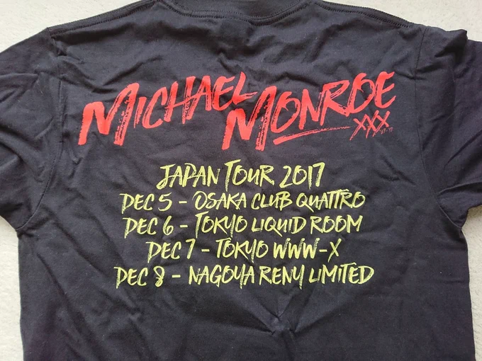 因みに去年マイケル・モンローから頼まれて描いたツアーTシャツ(日本限定)です(^3^)/ 
