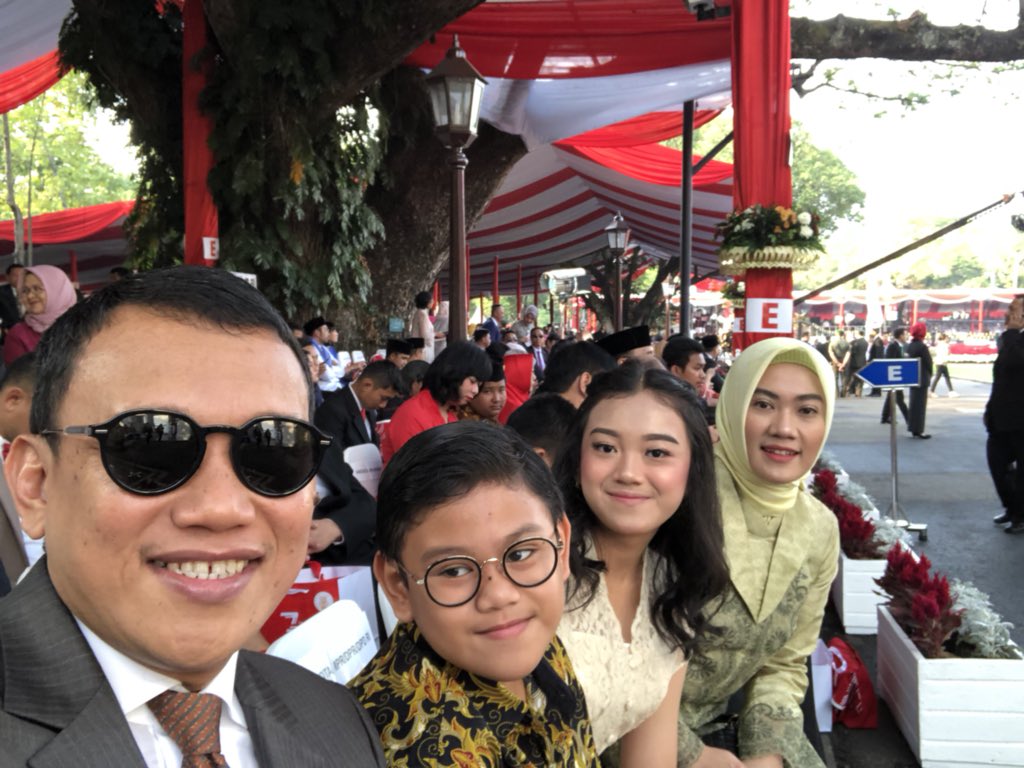 Alhamdulillah bisa hadir di istana negara bersama 2 anak saya, harapan saya rasa nasionalisme mereka tumbuh dalam diri mereka dg menyaksikan perayaan HUT kemerdekaan ke 73  RI #DirgahayuIndonesia73 #dirgahayuindonesia