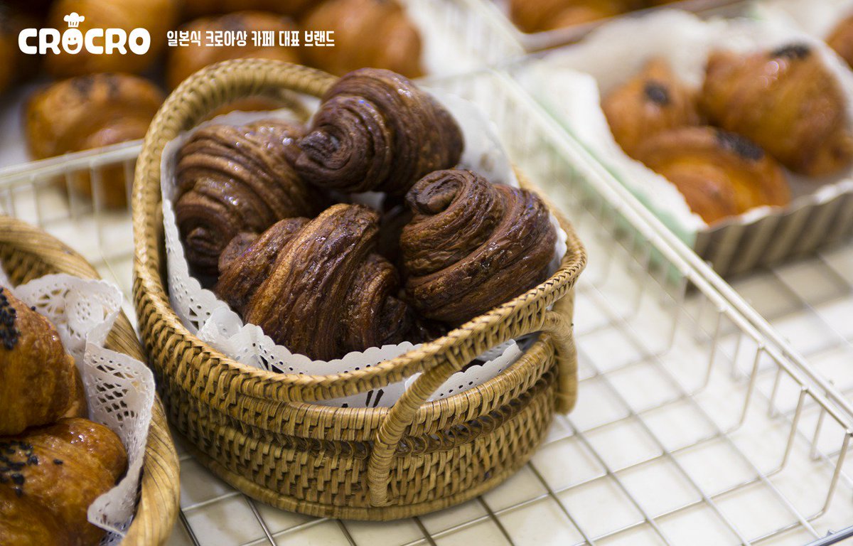 벌써 금요일이네요~
퇴근하면서 나를 위한 크로아상 어떠세요?
사납던 더위가 가시고 한 숨 돌릴 수 있는 지금
하루를 마무리하고, 일주일을 정리하셨다면
자신을 위해 달콤한 초코 크로아상을 선물하세요!
#크로크로 #크로아상 #크로아상맛집 #일본식크로아상 #후쿠오카하카타 #빵 #초코크로아상