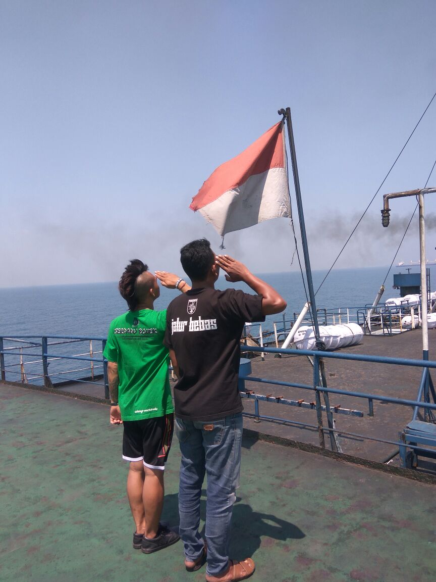 Kloter terakhir yg away ke banjarmasin hari ini sandar di pelabuhan tanjung perak...mereka menyempatkan upacara 17an di kapal <a href="/emosijiwakucom/">EMOSI JIWAKU</a> <a href="/AndiePeci/">Andie Peci</a> <a href="/persebayaupdate/">Official Persebaya</a> <a href="/HoofdbureauID/">Hoofy</a>