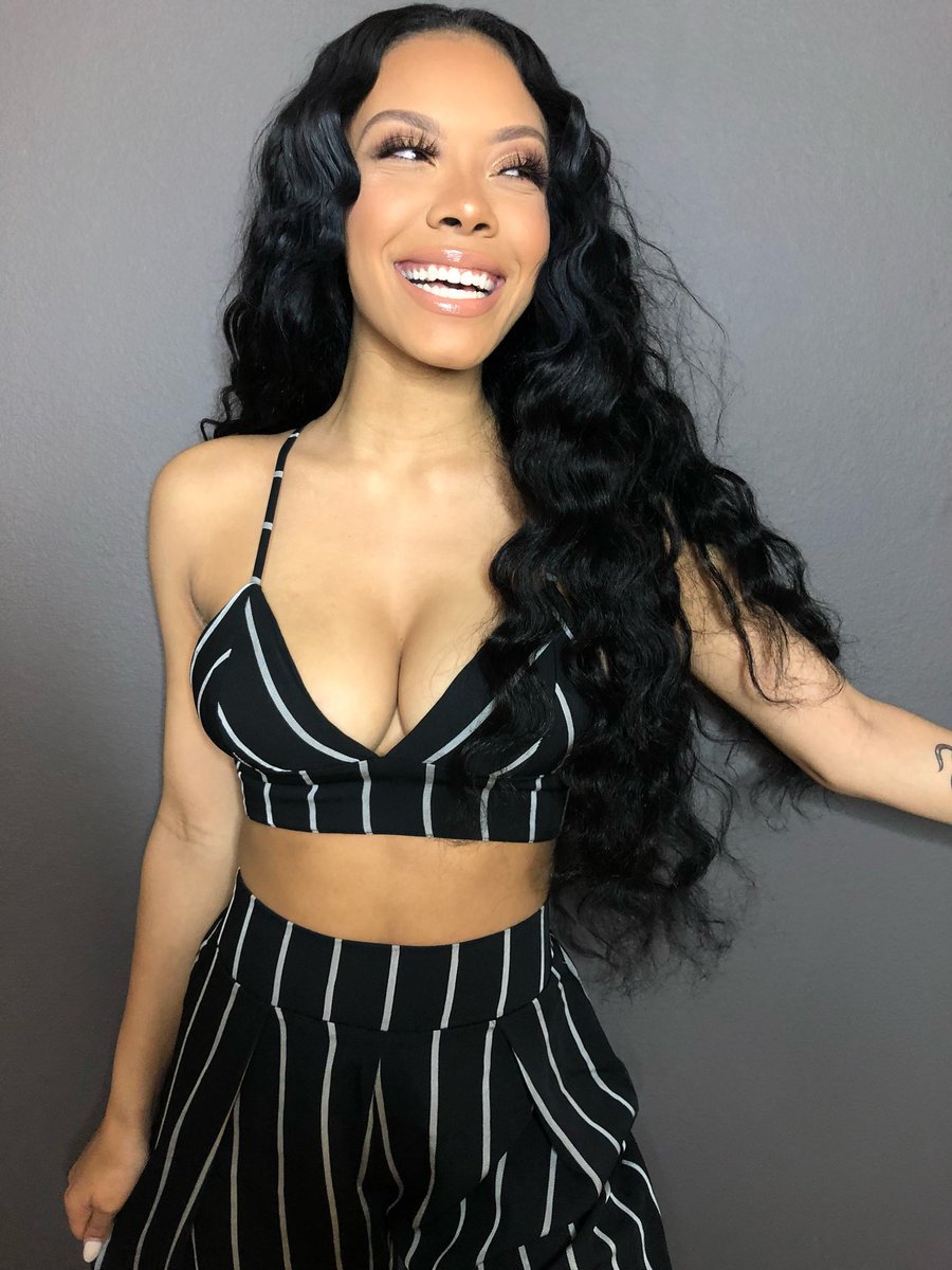 znuieaahjefi's tweet image. I value the pictures that have genuine smiles, thanks to the one behind the camera ❤️