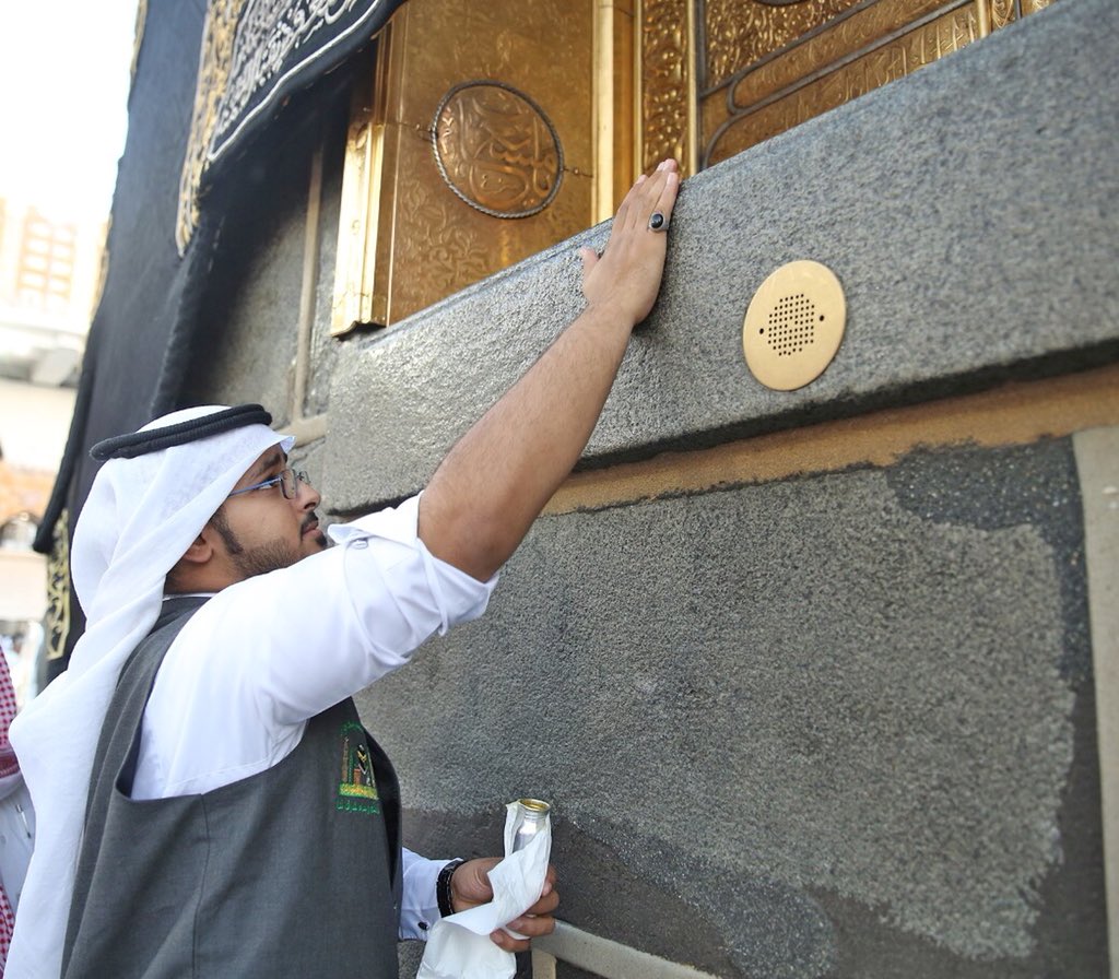 عُرف دهن #الورد_الطائفي منذ عهد العثمانيين بأنه عطر الملوك والأمراء، وكانوا يتهادون به لسمو قيمته وجمال مدلوله.
ومازال يُستخدم حتى وقتنا الحالي في غسل #الكعبة المشرفة مرتين في كل عام بعد خلطه بماء زمزم، وبذلك يكتمل الطيب.
#بيت_الورد_الطائفي