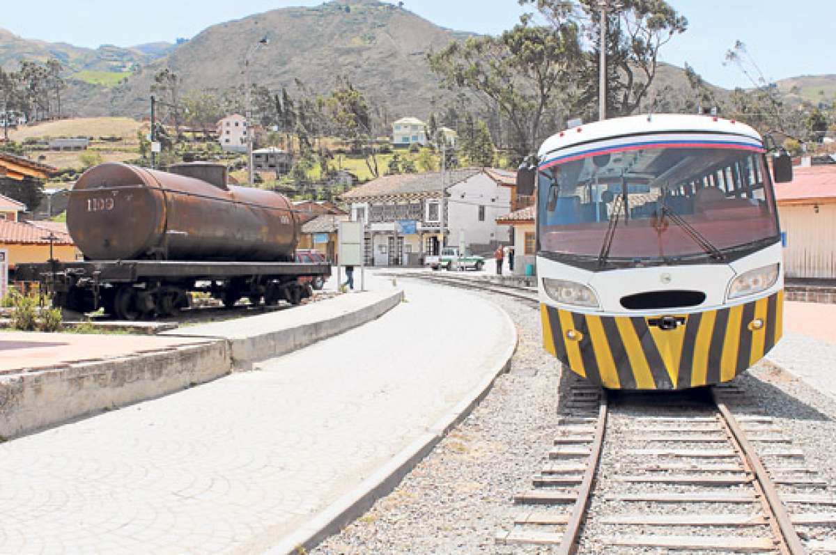 <a href="/Lenin/">Lenín Moreno</a> Señor Presidente el tramo de la línea férrea El Tambo- Coyoctor (baños del Inca) se encuentra abandonado, desidia por parte de @TrenEcuador, son cien metros que se  necesita de mantenimiento, ayuda urgente <a href="/GOBERCANAR/">Gobernación Cañar</a>, <a href="/TurismoEc/">Viceministerio de Turismo Ecuador 🇪🇨</a>
