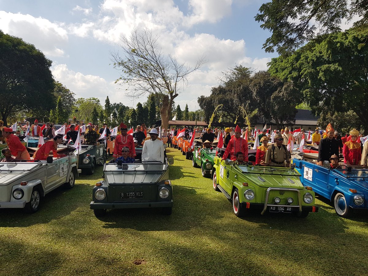 injourney_IDM's tweet photo. #TWC73RI  Memperingati HUT Kemerdekaan Republik Indonesia Ke-73,  PT Taman Wisata Candi Borobudur, Prambanan &amp; Ratu Boko  (Persero) menggelar upacara bendera dan konvoi menggunakan 73 mobil VW dengan peserta menggenakan busana adat tradisional Indonesia. https://t.co/zaK7OXV7Od