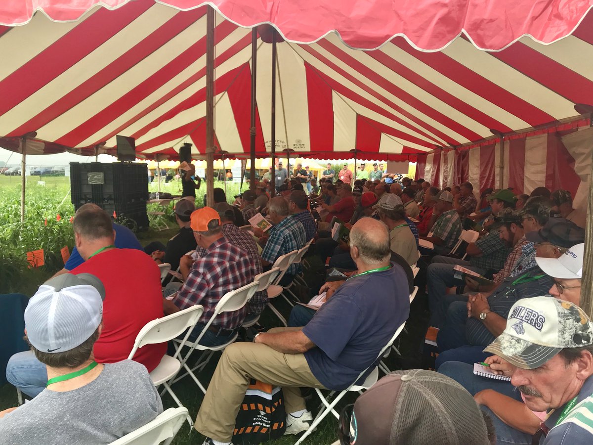 covercropgal's tweet photo. Got to present alongside the legendary @BetsyBower today at @Ceres_Solutions #FieldOfKnowledge. 🎉👍 Fantastic attendance in the #covercrop herbicide residual talk!
Loved having Carter Morgan there to share the details of his #notill cover crop journey. #LegacyFarming https://t.co/kH2w9yvlVD