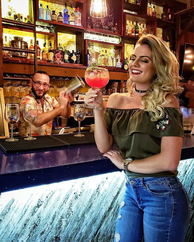 RakeMartinezz's tweet photo. Esta moda de los "WEEKS" como que cada vez me gusta más!! ♡ Todavía tienes chance hasta el 24 de agosto de disfrutar del #COCKTAILWEEKPTY en los lugares participantes! Hoy estoy en @5incopanama disfrutando un "5.1" preparado con GinTanquerayTen, saril y romero por el ganador… https://t.co/xDwq0Kq1L3