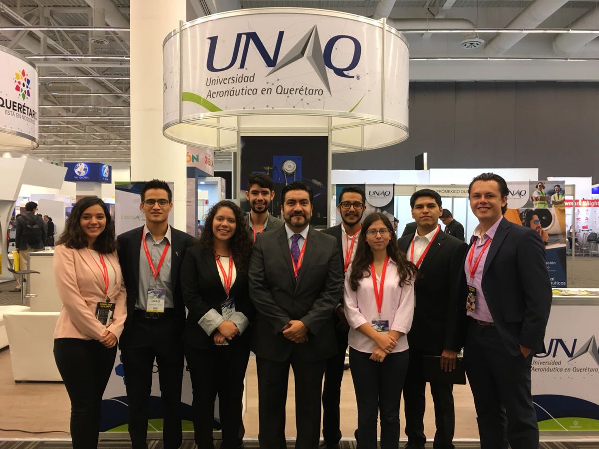Abril Rodríguez, líder general de ROCH Team UNAQ y Valeria Vázquez, líder del área de dispositivos de ROCH Team UNAQ, junto al Ing. Jorge Gutiérrez de Velasco, Rector de la Universidad Aeronáutica en Querétaro, presentes en el Mexico´s Aerospace Summit 2018. <a href="/UNAQmx/">UNAQ</a> #BeROCH