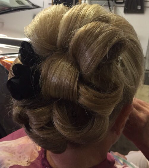 ImagesMirror's tweet photo. Updo #retro #barrelcurls #beautifulhair https://t.co/nCB4hzlnck